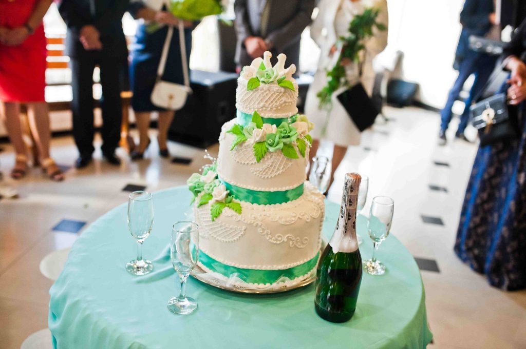 What Impacts the Price of a Customized Cake: